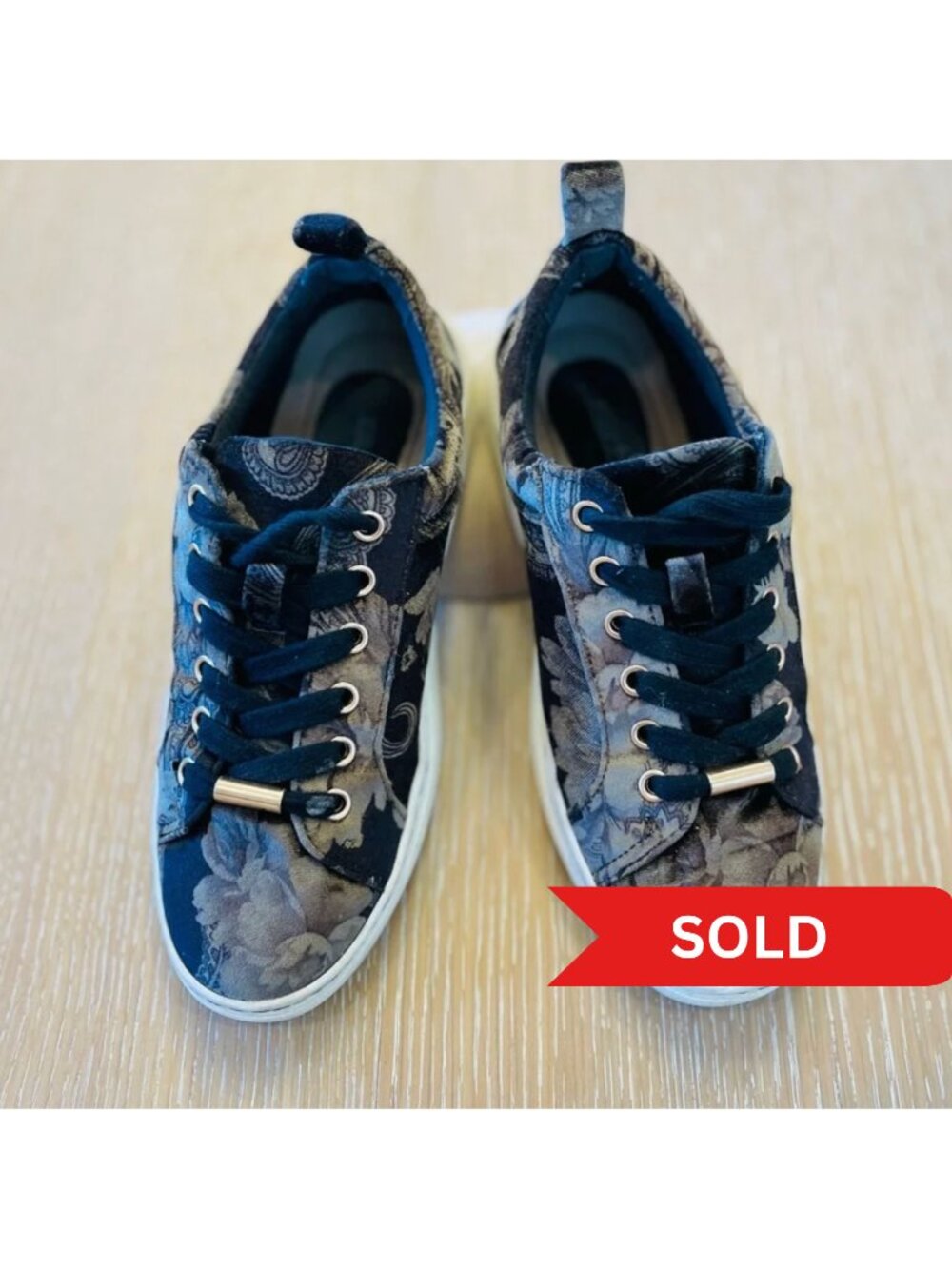 Earth Zag Floral Print Velvet Sneakers Low Black Lifestyle Size 7.5B